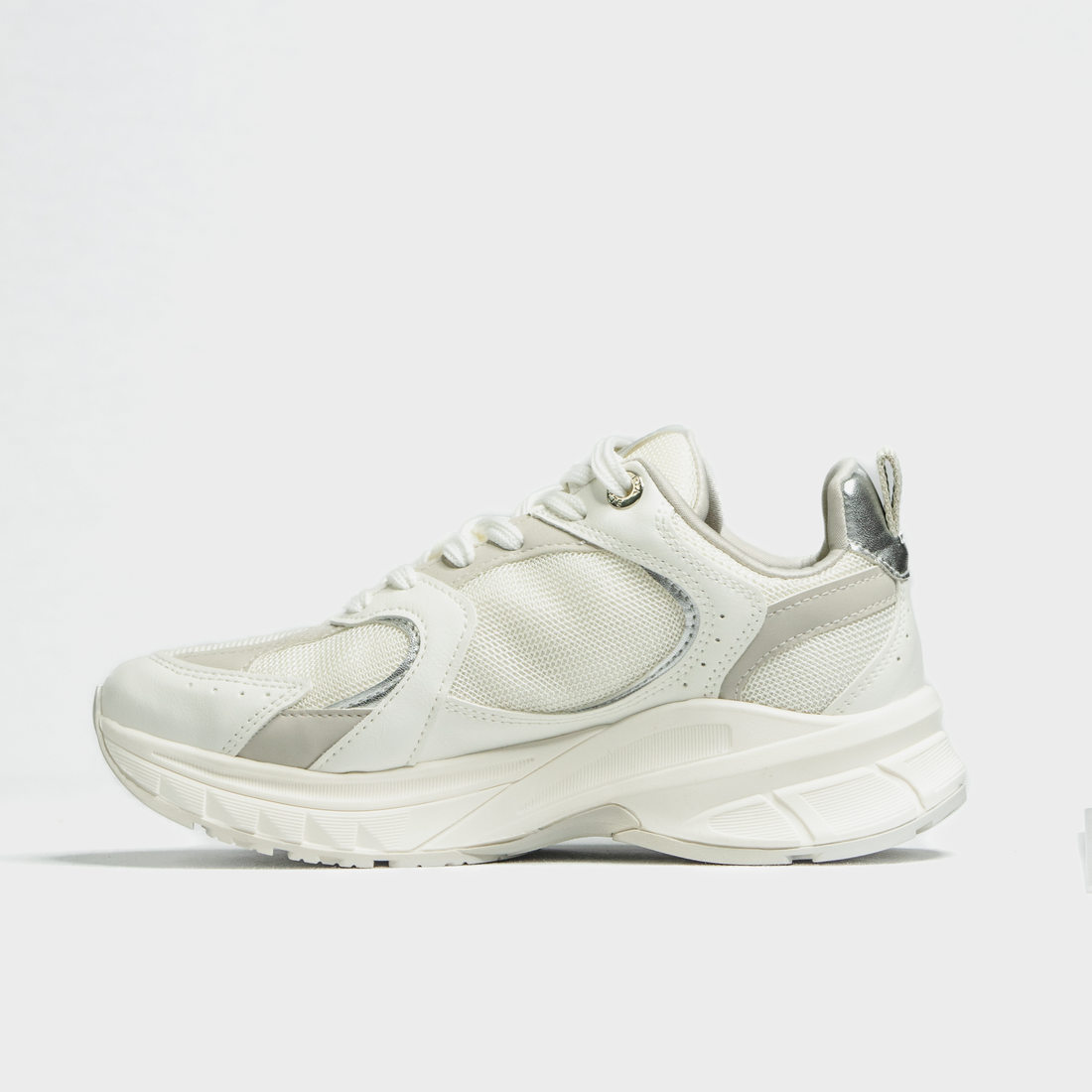 Tênis Chunky Via Marte com Recortes Tela Detalhe Metalizado Branco