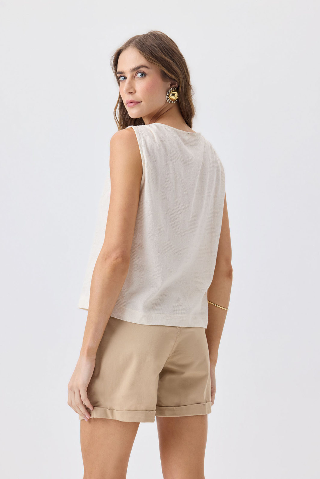 Blusa Regata Flor de Lis Viscose Linho Manga Detalhe Drapeado Decote V Lisa Bordado Flor Off White