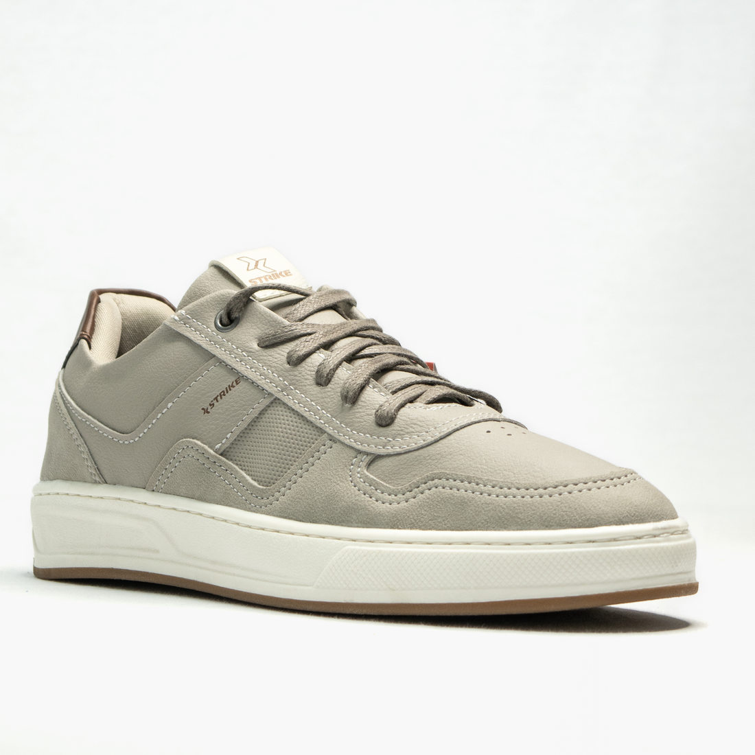 Tênis Strike Detalhe Pesponto com Cadarço Aplicação Logo Solado Antiderrapante Cinza Tênis Strike Detalhe Pesponto com Cadarço Aplicação Logo Solado Antiderrapante Cinza