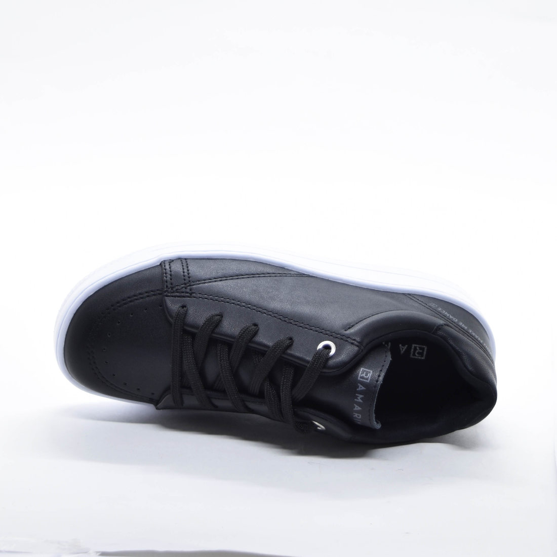 Tênis Flatform Ramarim com Recortes Detalhe Escrita Solado Emborrachado Tratorado Preto Tênis Flatform Ramarim com Recortes Detalhe Escrita Solado Emborrachado Tratorado Preto