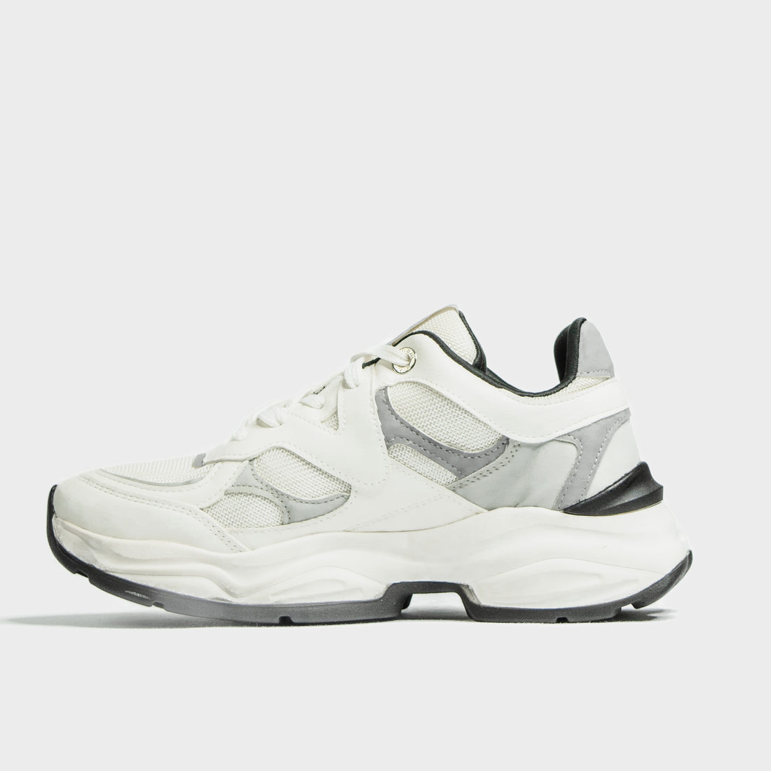 Tênis Chunky Via Marte com Recortes Nylon Aplicação Lateral Logo Branco e Preto Tênis Chunky Via Marte com Recortes Nylon Aplicação Lateral Logo Branco e Preto