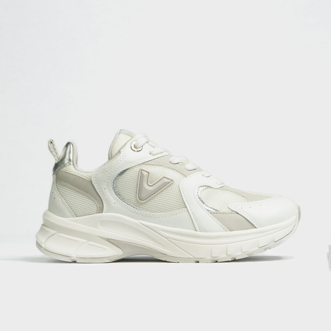 Tênis Chunky Via Marte com Recortes Tela Detalhe Metalizado Branco