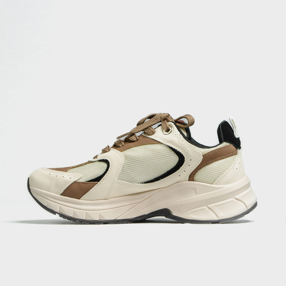 Tênis Chunky Via Marte Bicolor com Recortes Tela Detalhe Metalizado Bege e Preto