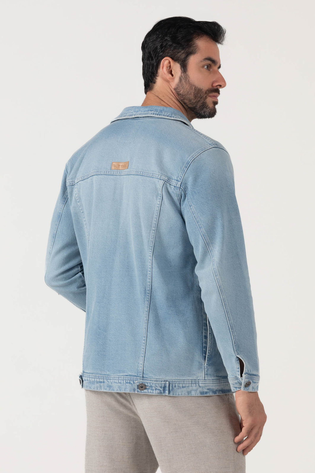 Jaqueta Jeans Dlz Algodão Gola Colarinho Lisa Bolso Embutido Canguru Fechamento Botões Azul Claro Jaqueta Jeans Dlz Algodão Gola Colarinho Lisa Bolso Embutido Canguru Fechamento Botões Azul Claro