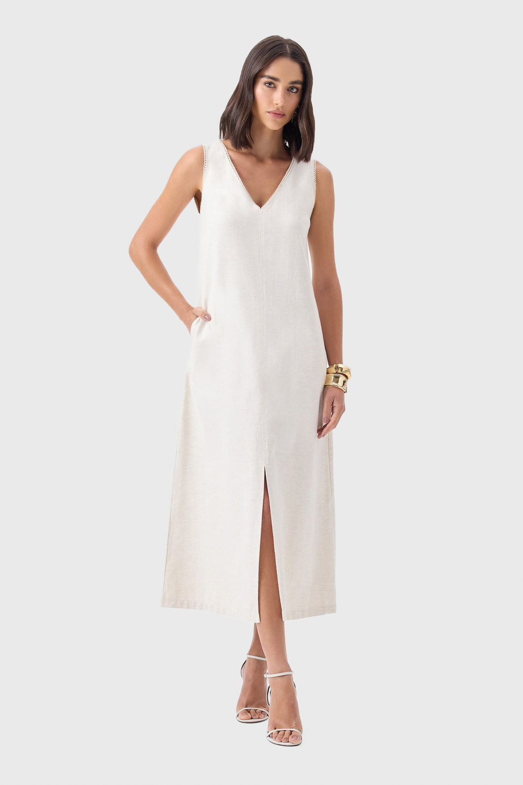 Vestido Midi Flor de Lis AVL Decote V Bordado Liso Bolso Embutido Fenda Grande Frontal Bege Vestido Midi Flor de Lis AVL Decote V Bordado Liso Bolso Embutido Fenda Grande Frontal Bege