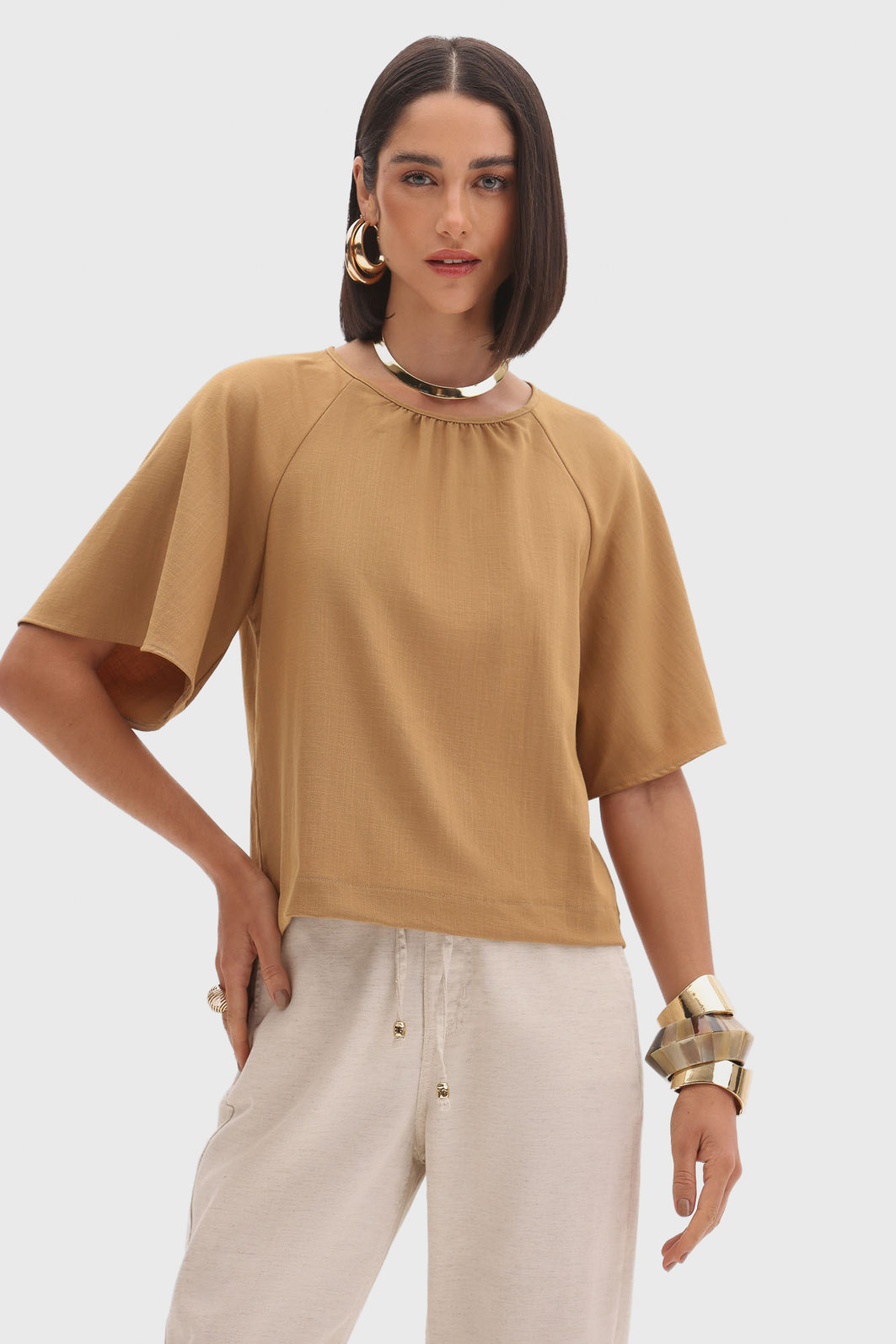 Blusa Flor de Lis PVE Gola Detalhe Drapeado Manga Curta 3/4 Lisa Bege