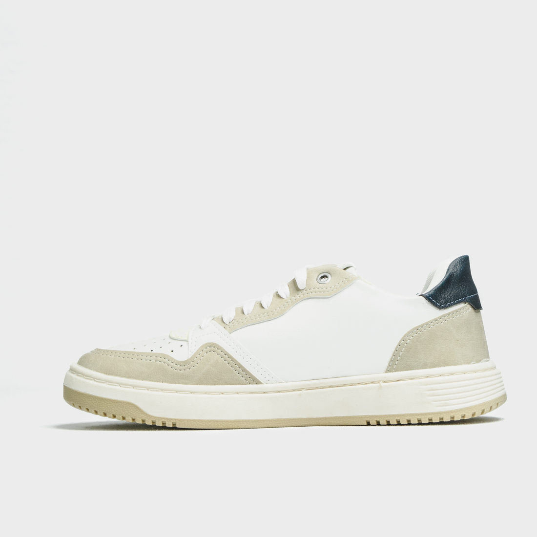 Tênis Strike Street Wear Bicolor Detalhe Microperfuros Recortes Camurça Solado Tratorado Branco