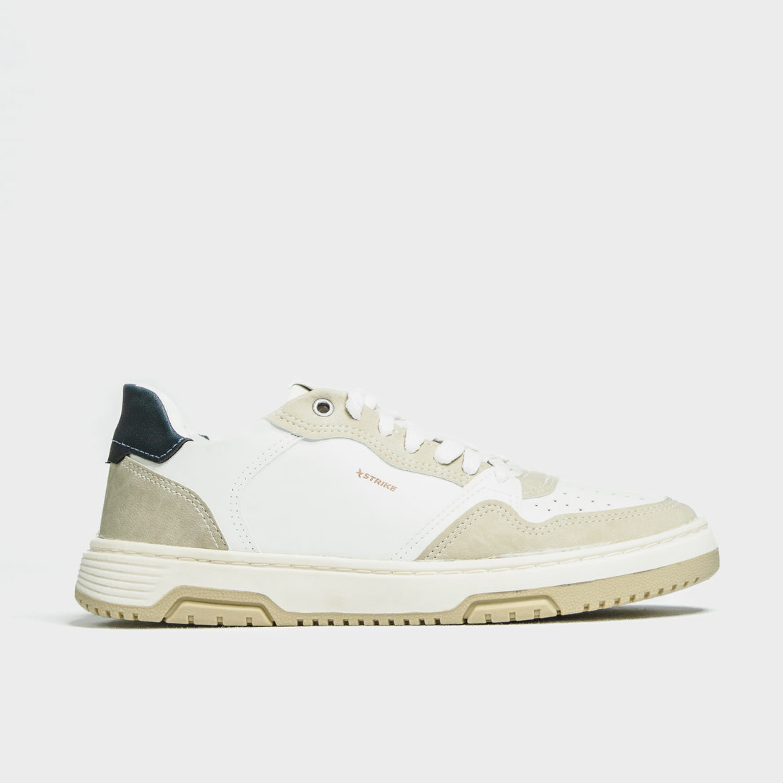 Tênis Strike Street Wear Bicolor Detalhe Microperfuros Recortes Camurça Solado Tratorado Branco