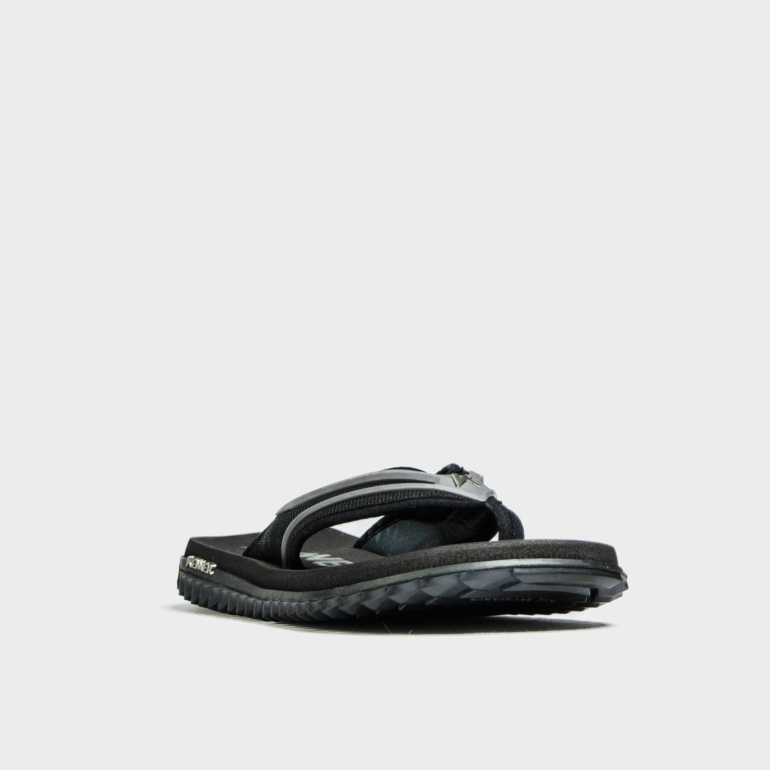 Chinelo Kenner Kivah Tira Emborrachada Aplicação Metal Logo Solado Tratorado Preto Chinelo Kenner Kivah Tira Emborrachada Aplicação Metal Logo Solado Tratorado Preto