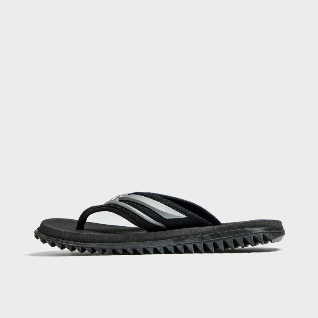 Chinelo Kenner Kivah Tira Emborrachada Aplicação Metal Logo Solado Tratorado Preto Chinelo Kenner Kivah Tira Emborrachada Aplicação Metal Logo Solado Tratorado Preto