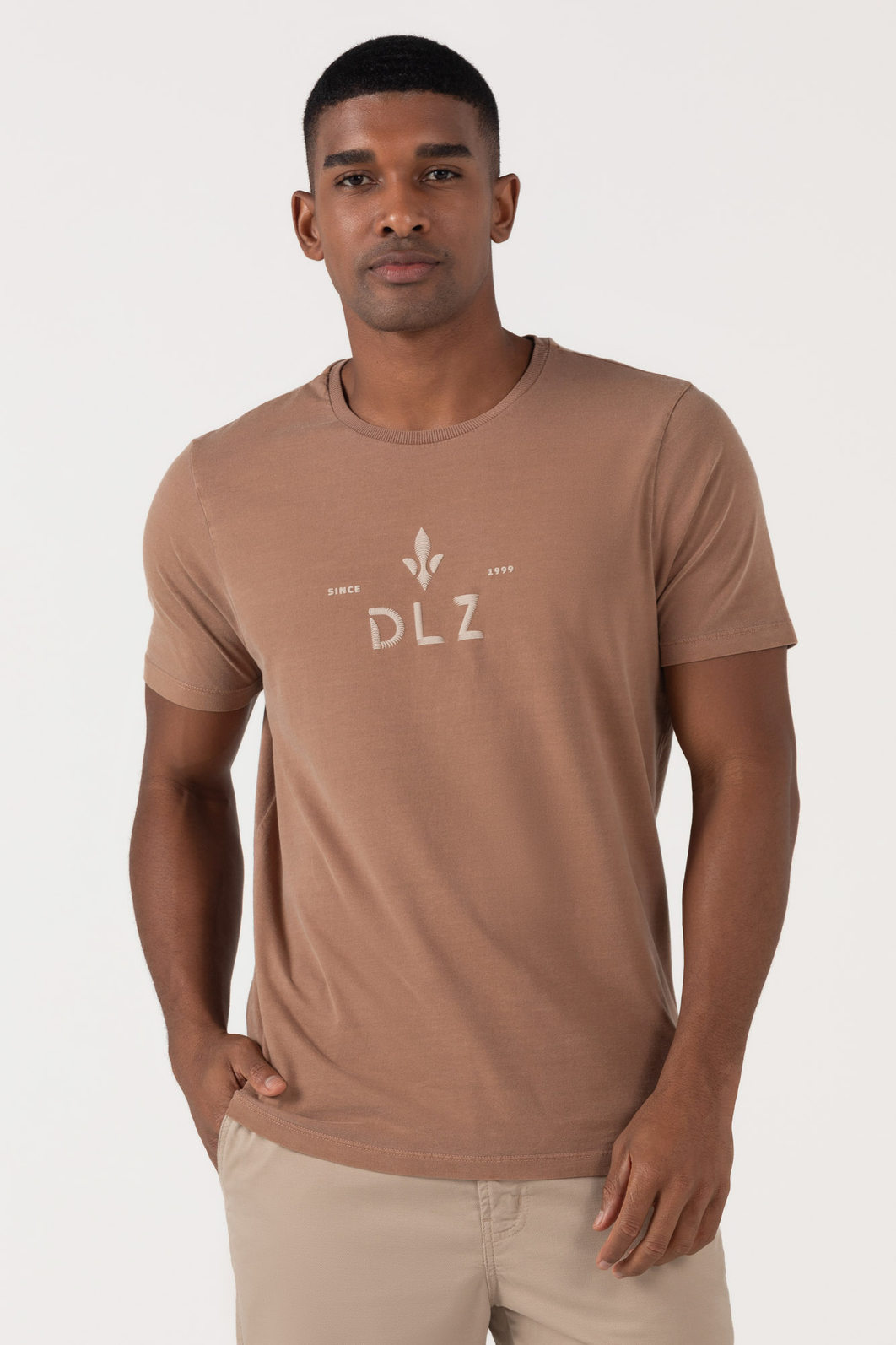 Camiseta Dlz Algodão Regular Manga Curta Estampa Escrita Logo Bege Camiseta Dlz Algodão Regular Manga Curta Estampa Escrita Logo Bege