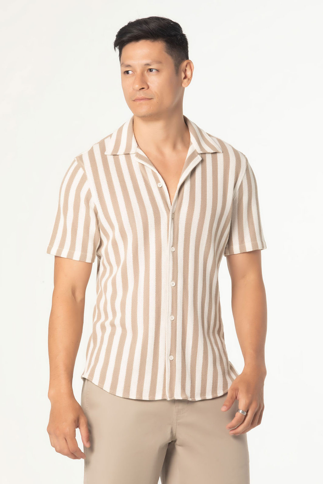 Camisa Dlz APE Maquinetada Gola Colarinho Manga Curta Estampa Listras Fechamento Botões Bege