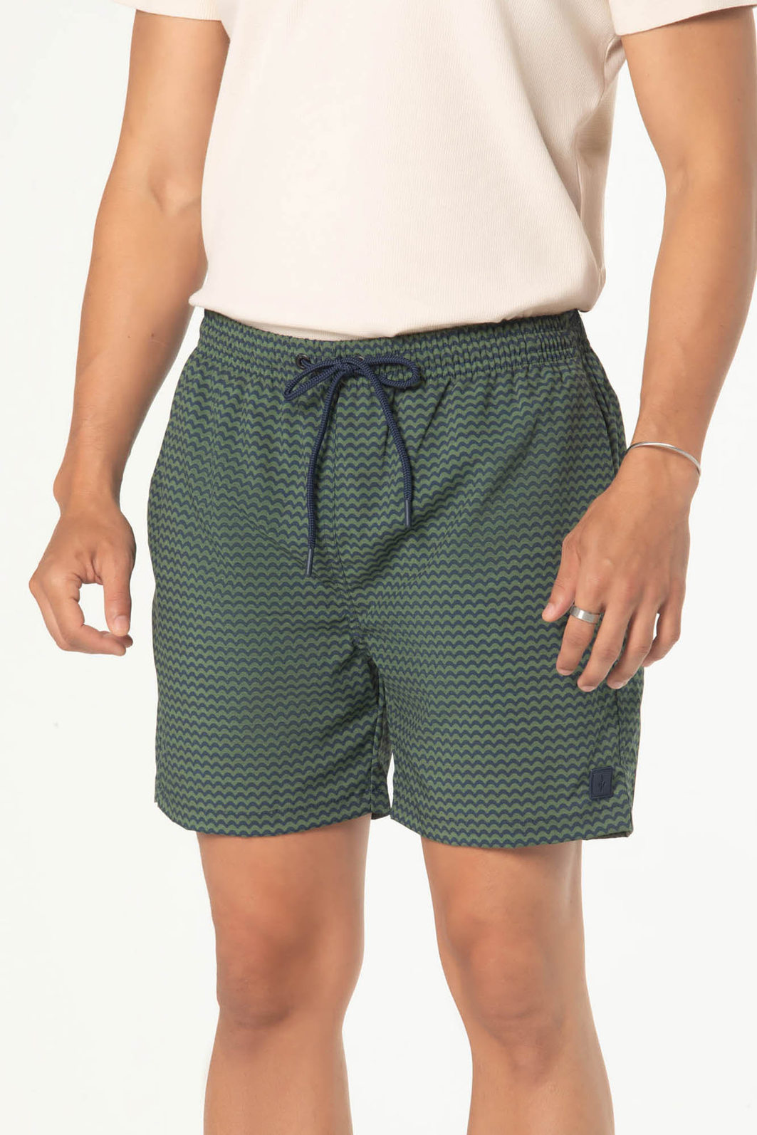 Short Banho Dlz Poliéster Cós Elástico com Amarração Estampa Geométrica Bolso Embutido Aplicação Log