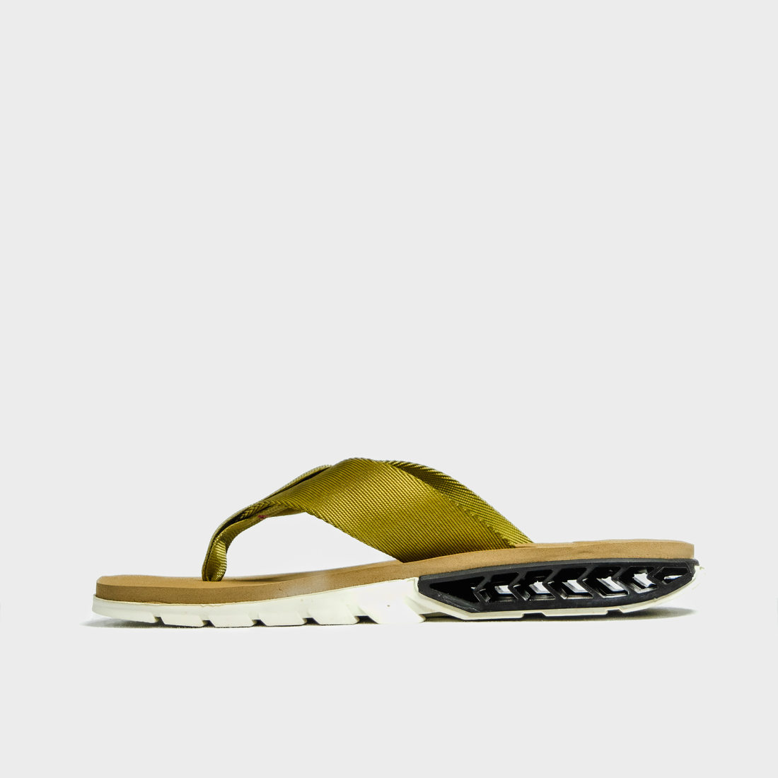 Chinelo Kenner Rakka Bicolor Tira Aplicação Metal Logo Solado Tratorado Bege e Branco