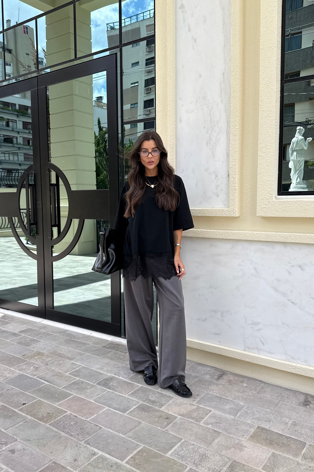 T-SHIRT OVERSIZED COM BARRA DE RENDA PRETA