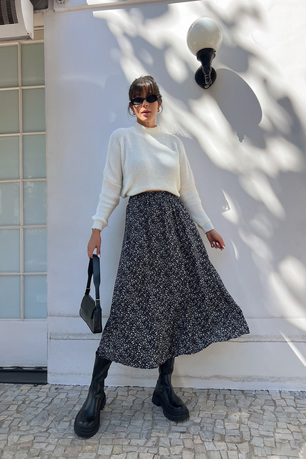 saia midi em viscose com estampa floral liberty, caimento fluido, cintura com elástico e modelagem confortável, ideal para looks casuais e modernos