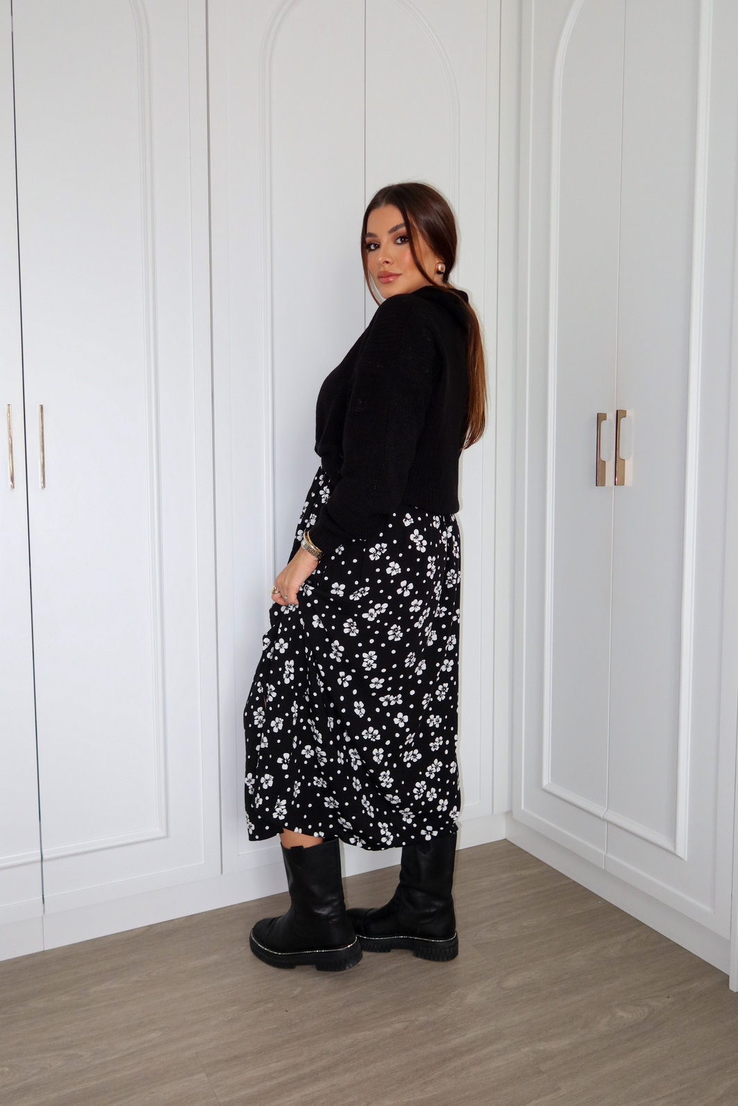 vestido midi preto em viscolinho com estampa floral delicada estilo margaridas, busto com lastex, mangas ajustáveis e fenda lateral, caimento leve e fluido
