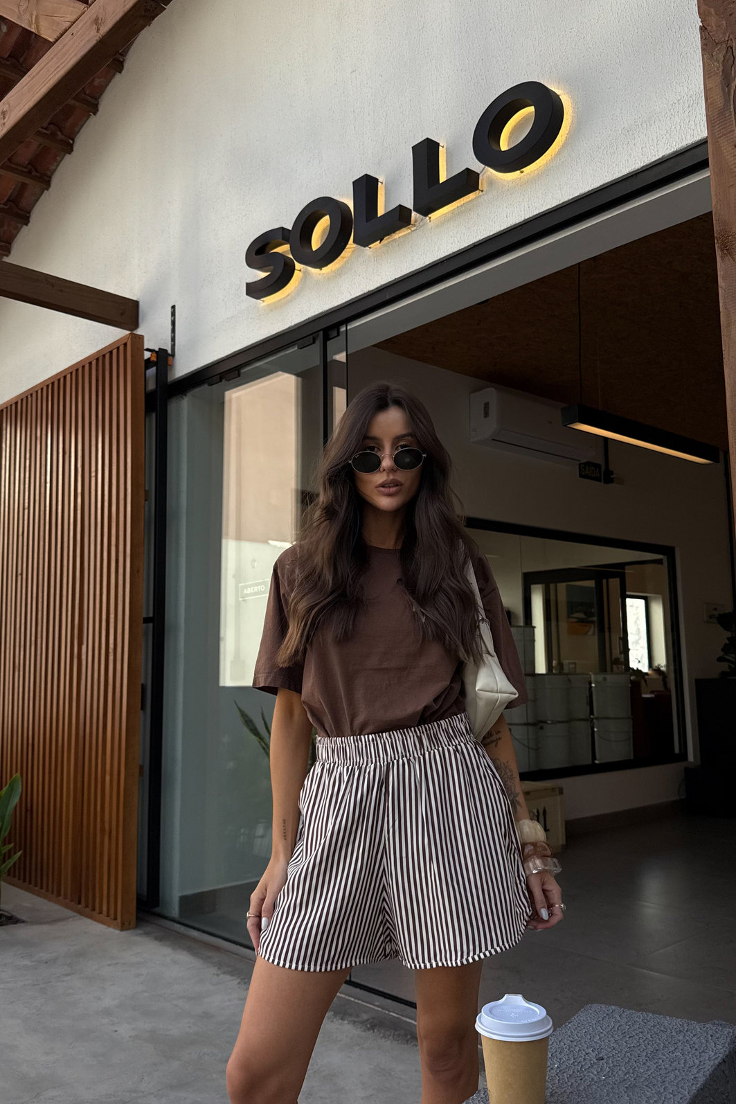 SHORTS LISTRADO MARESIA MARROM