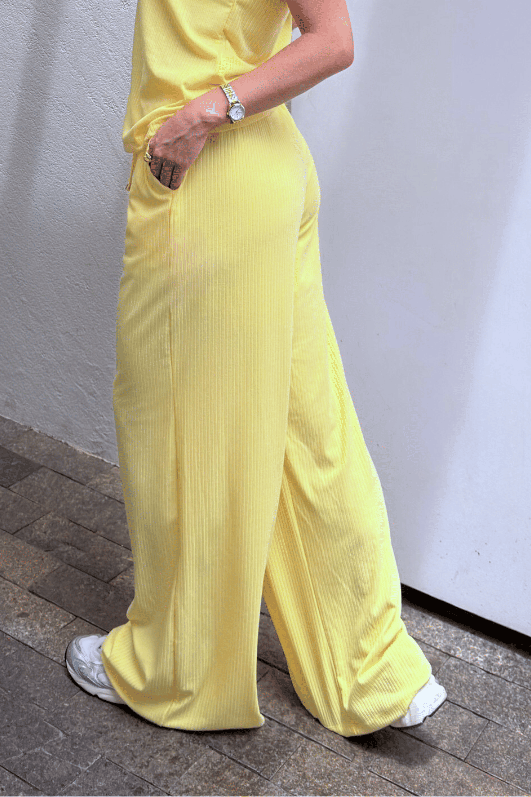 CALÇA PANTALONA CANELADA AMANDA COM FORRO AMARELO MANTEIGA