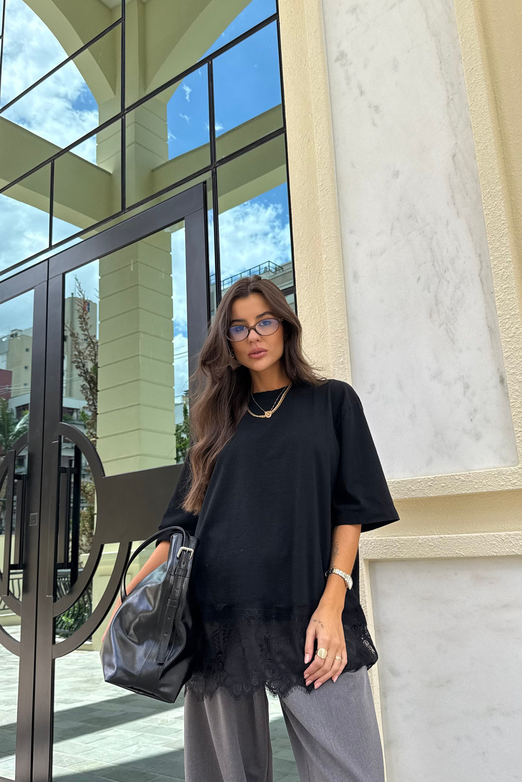 T-SHIRT OVERSIZED COM BARRA DE RENDA PRETA