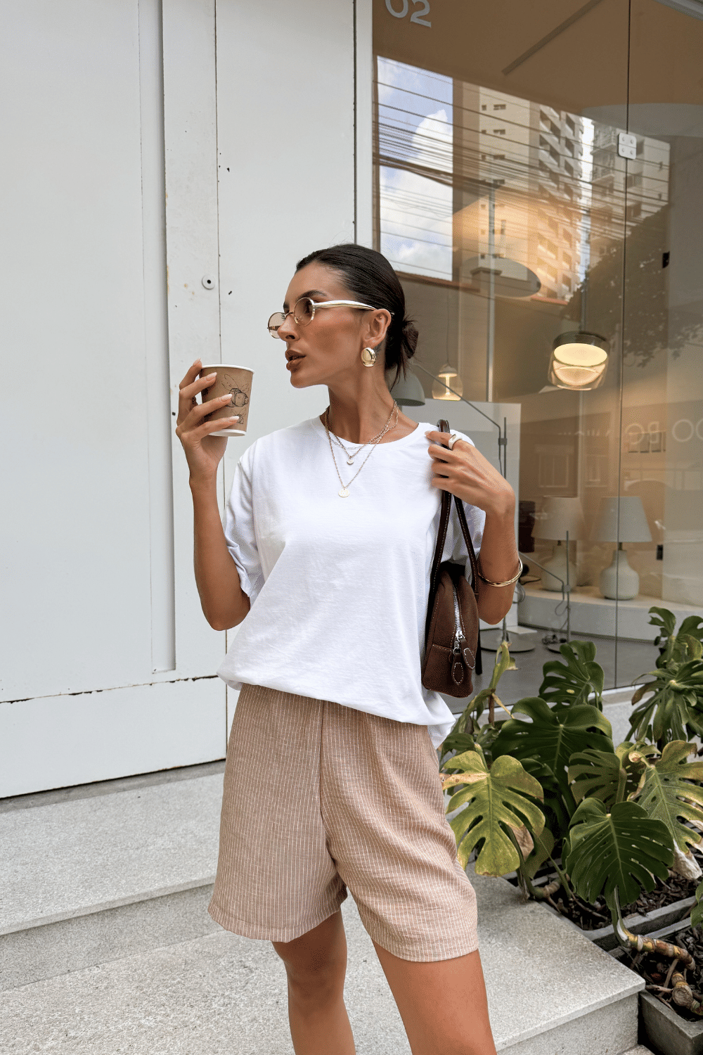 SHORTS CURTO LISTRADO GIO MARROM