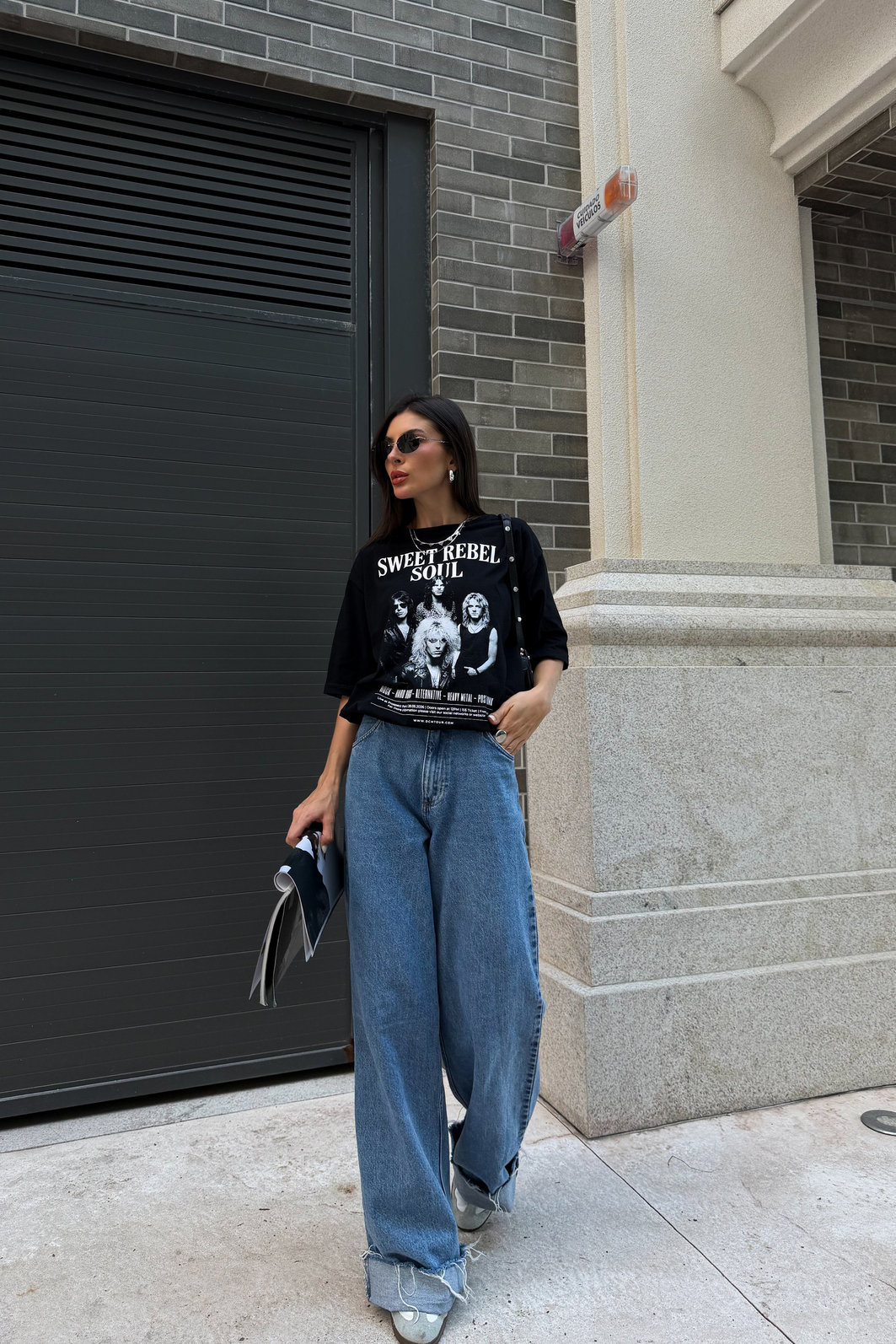 T-SHIRT OVERSIZED SWEET REBEL SOUL PRETA