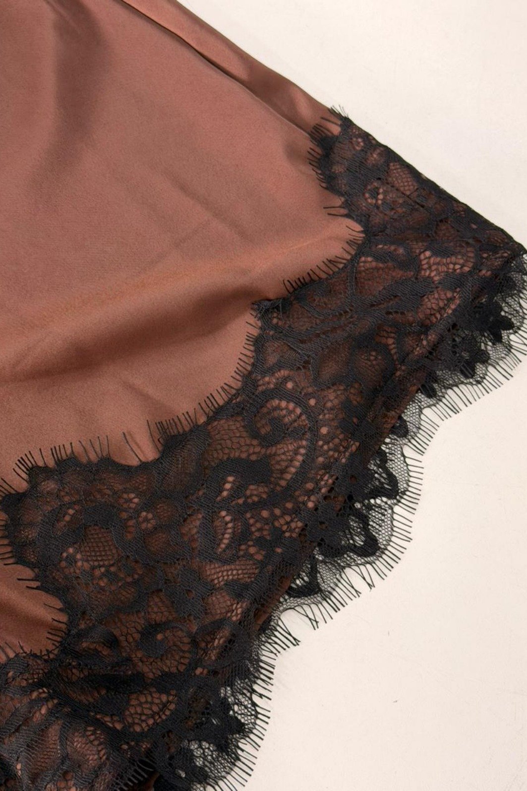 SHORTS DE CETIM COM BARRA DE RENDA HELOISA MARROM
