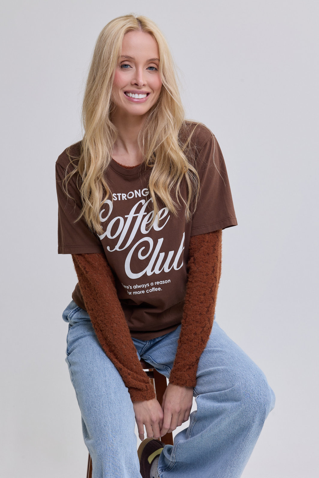 T-SHIRT ESTONADA COFFEE CLUB MARROM CAFÉ