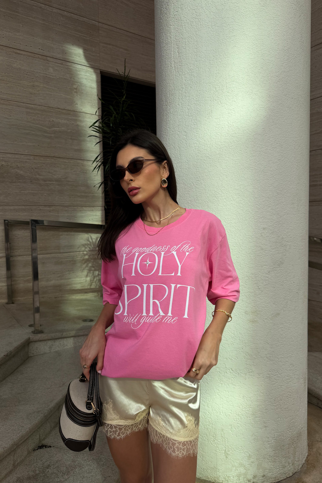 T-SHIRT OVERSIZED HOLY SPIRIT (COM APLIQUE) ROSA CREAM
