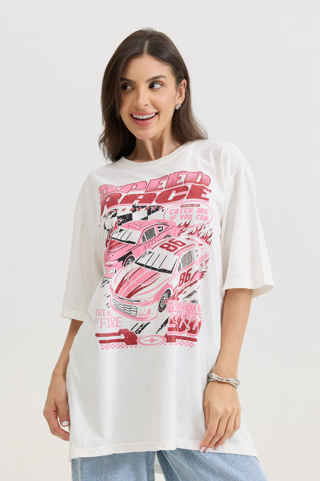 t shirt feminina oversized off white com estampa corrida em rosa e detalhe em glitter, modelagem ampla e caimento solto, camiseta de algodão moderna e confortável