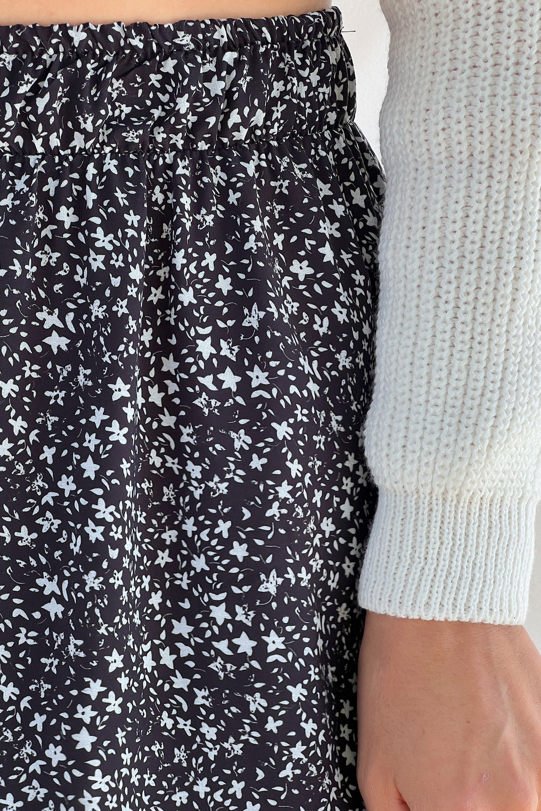 saia midi em viscose com estampa floral liberty, caimento fluido, cintura com elástico e modelagem confortável, ideal para looks casuais e modernos