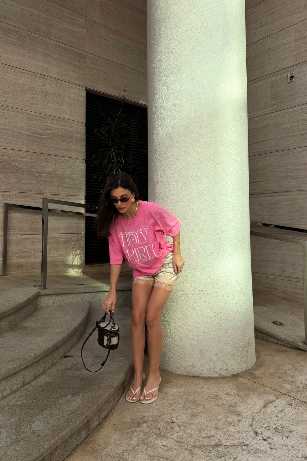 T-SHIRT OVERSIZED HOLY SPIRIT (COM APLIQUE) ROSA CREAM