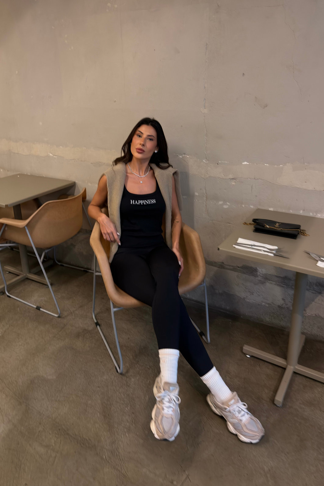 REGATA CAROL BORDADA HAPPINESS PRETA