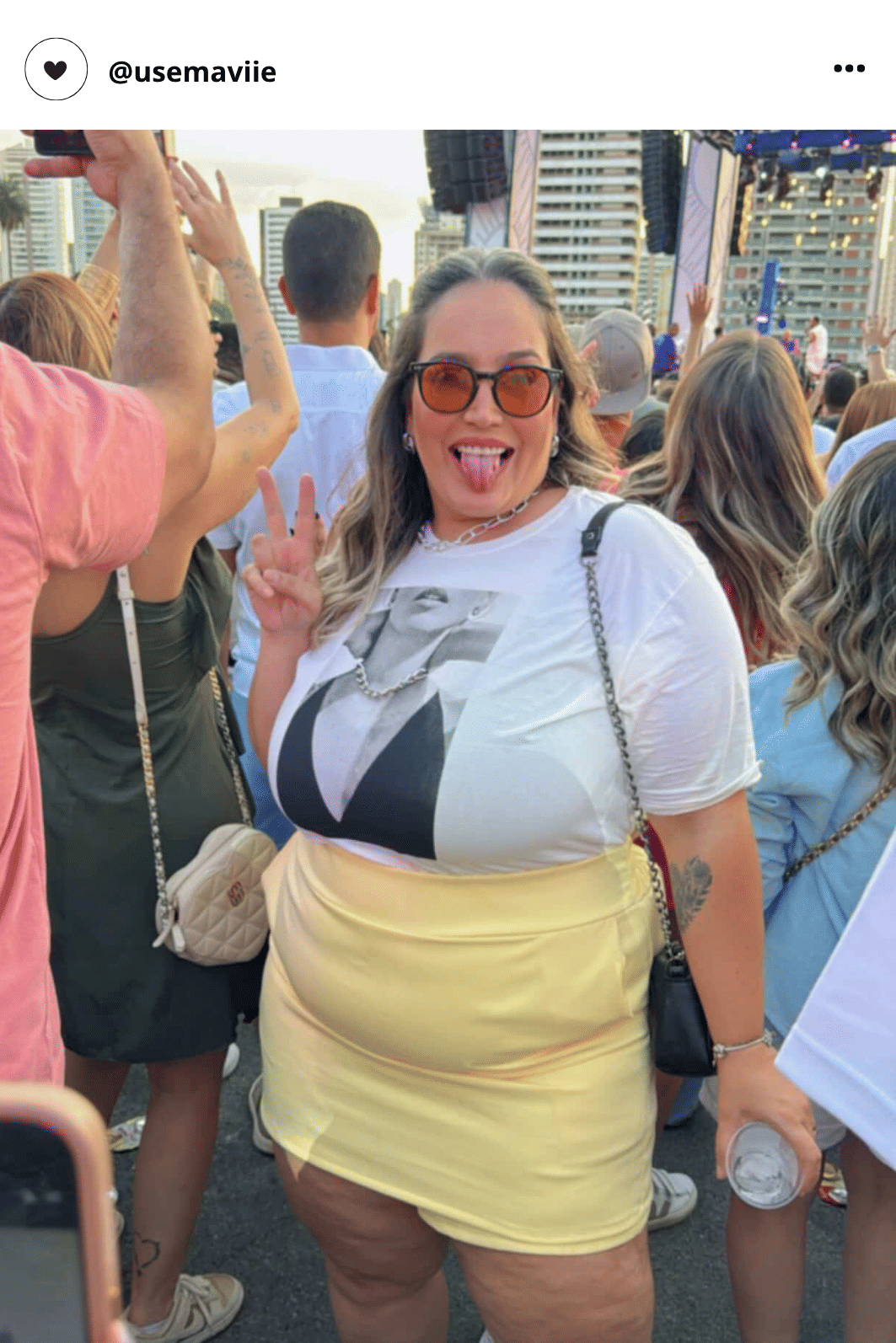 T-SHIRT ESTONADA COLAR MODEL (COM APLICAÇÃO CORRENTE) OFF WHITE