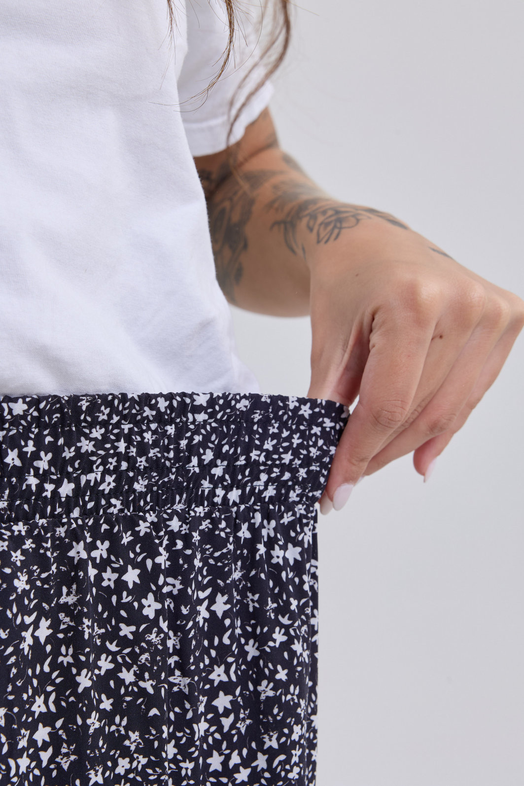 saia midi em viscose com estampa floral liberty, caimento fluido, cintura com elástico e modelagem confortável, ideal para looks casuais e modernos