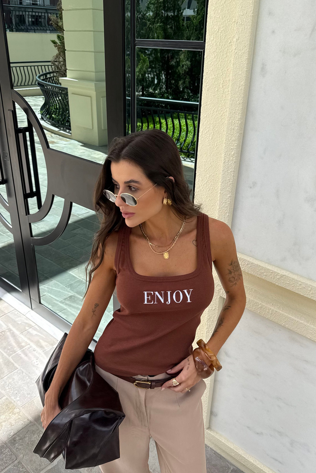 REGATA CAROL BORDADA ENJOY MARROM