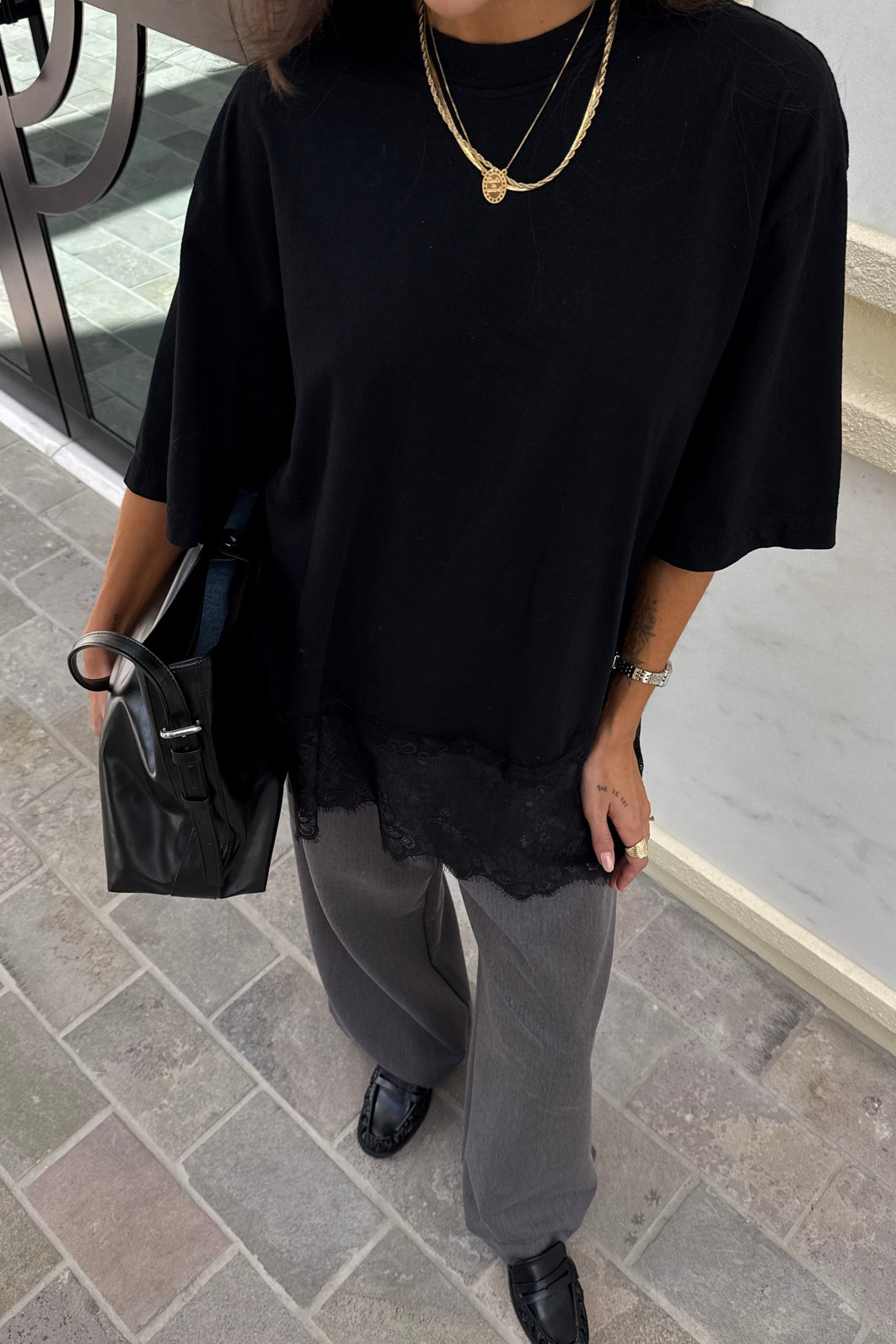 T-SHIRT OVERSIZED COM BARRA DE RENDA PRETA