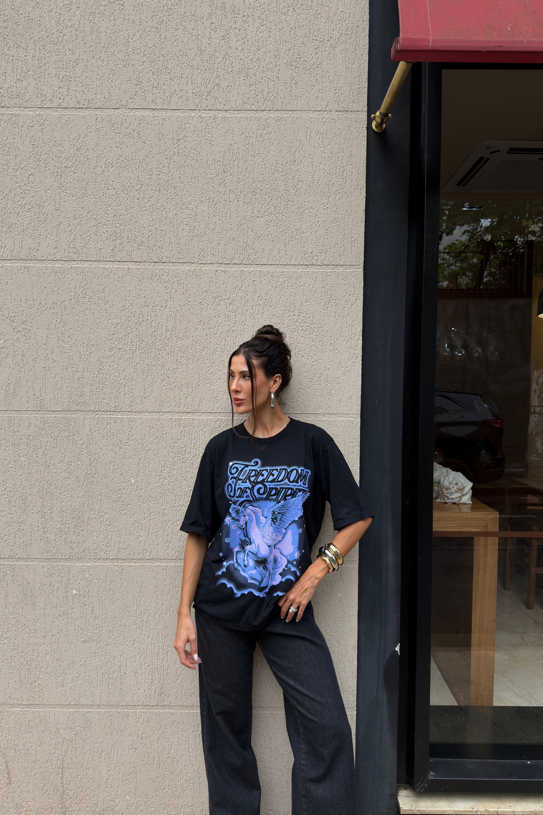 T-SHIRT OVERSIZED FREEDOM OF SPIRIT (COM METAIS) PRETA