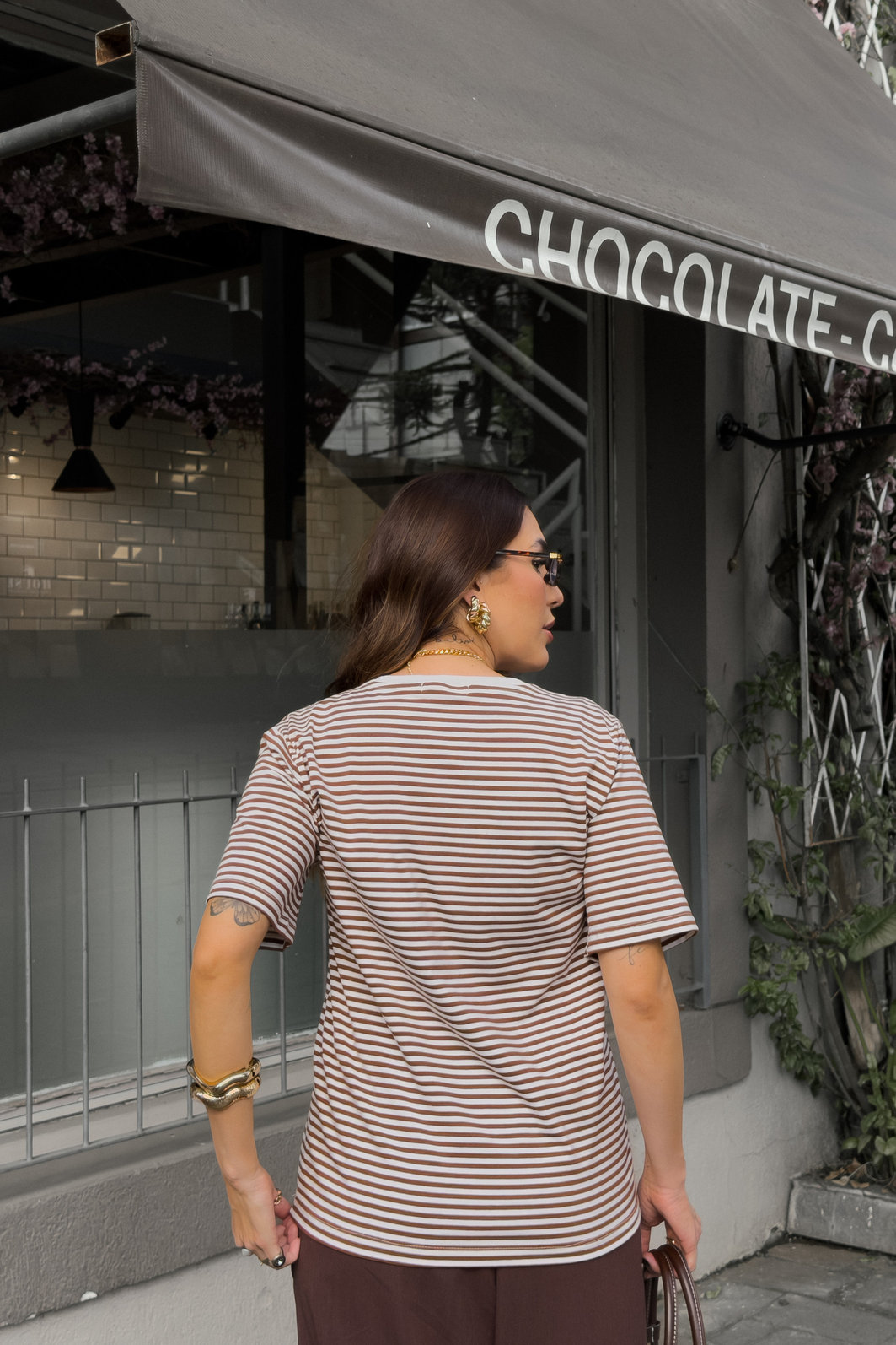t shirt feminina listrada marrom em algodão premium, modelagem soltinha, manga curta e caimento confortável para uso diário