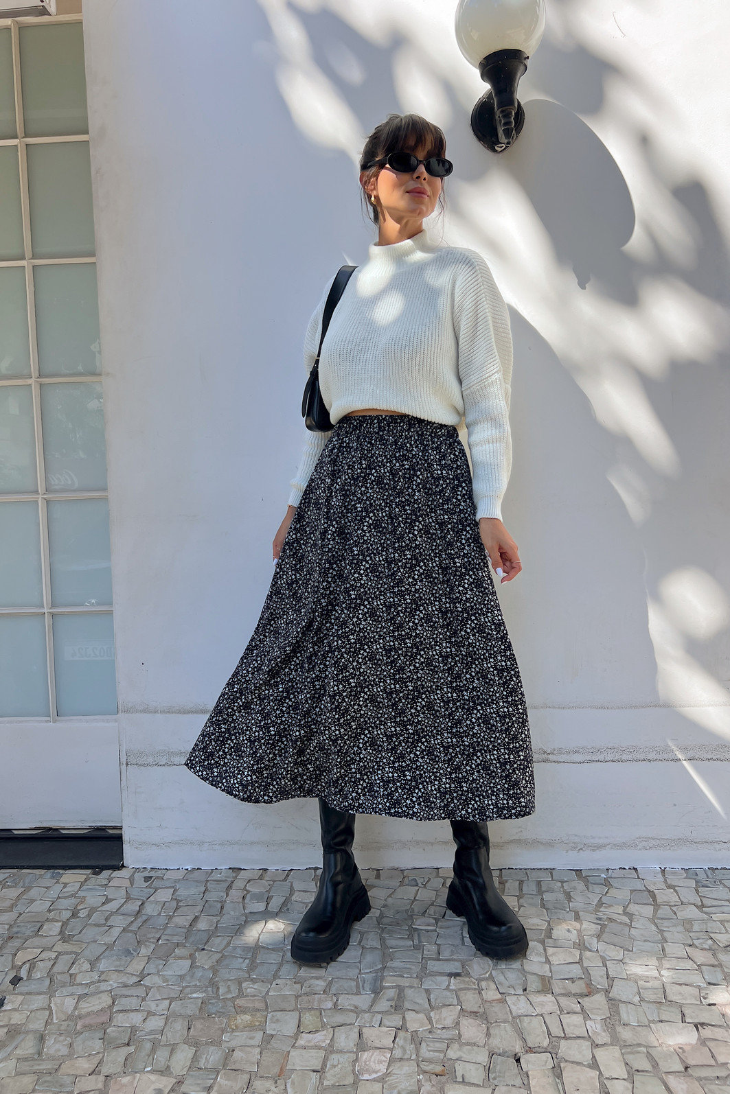 saia midi em viscose com estampa floral liberty, caimento fluido, cintura com elástico e modelagem confortável, ideal para looks casuais e modernos