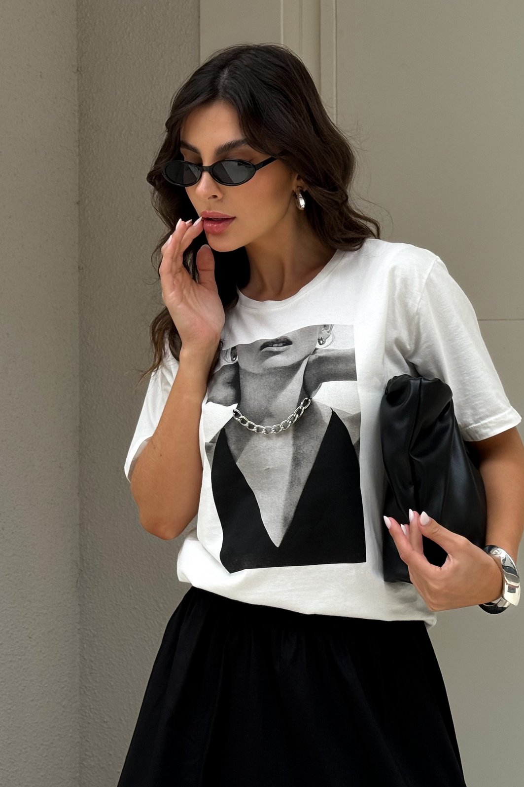 T-SHIRT ESTONADA COLAR MODEL (COM APLICAÇÃO CORRENTE) OFF WHITE