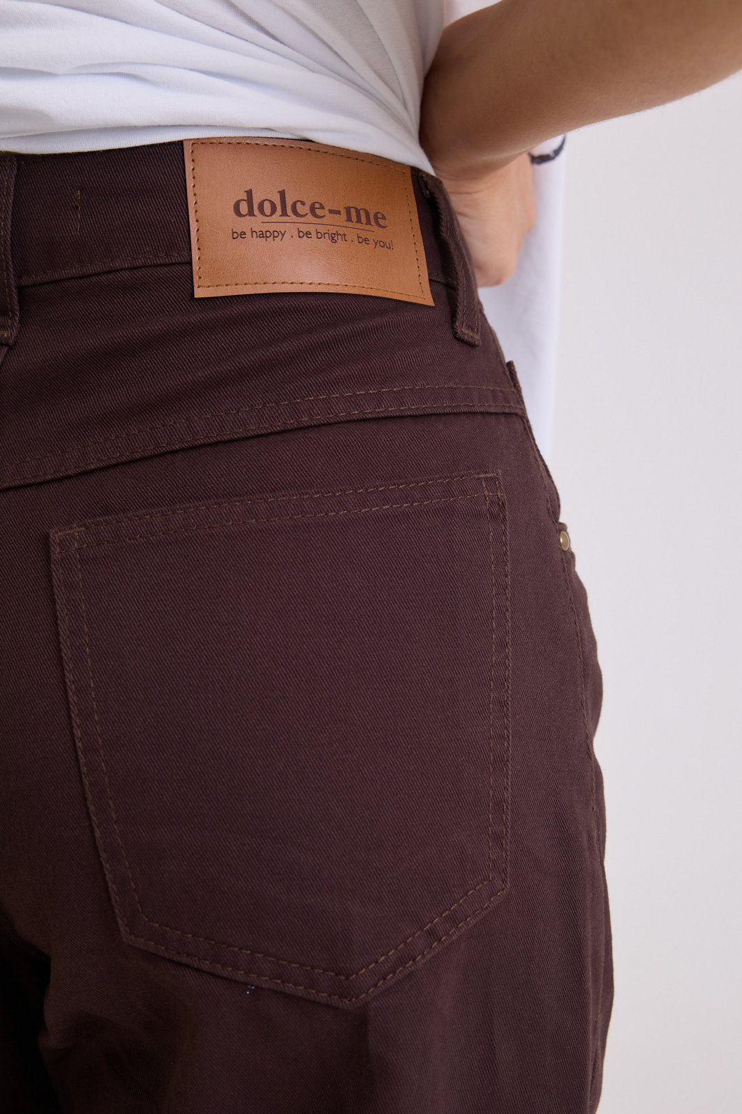 CALÇA SARJA BARREL LOLA MARROM