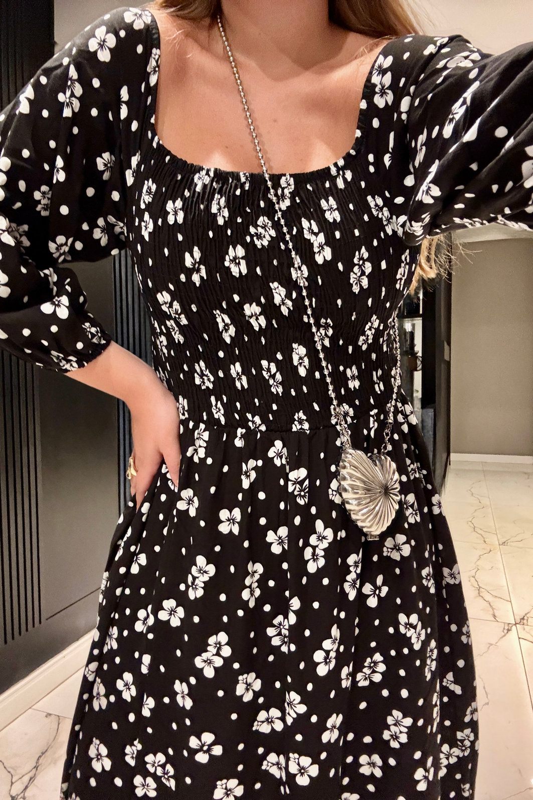vestido midi preto em viscolinho com estampa floral delicada estilo margaridas, busto com lastex, mangas ajustáveis e fenda lateral, caimento leve e fluido