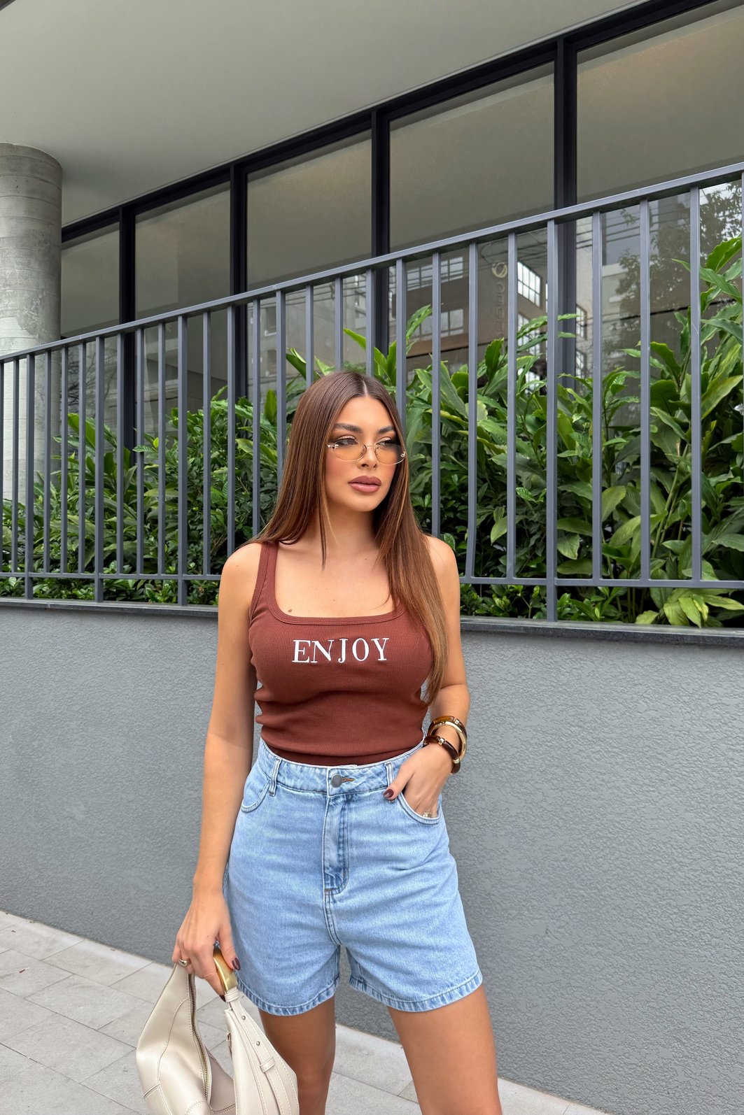 REGATA CAROL BORDADA ENJOY MARROM