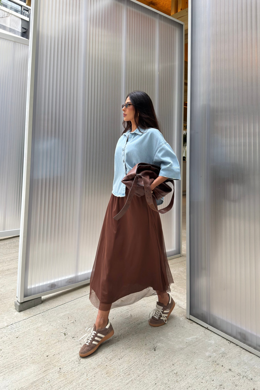 SAIA MIDI TULE COM FORRO LISA CHLOE MARROM