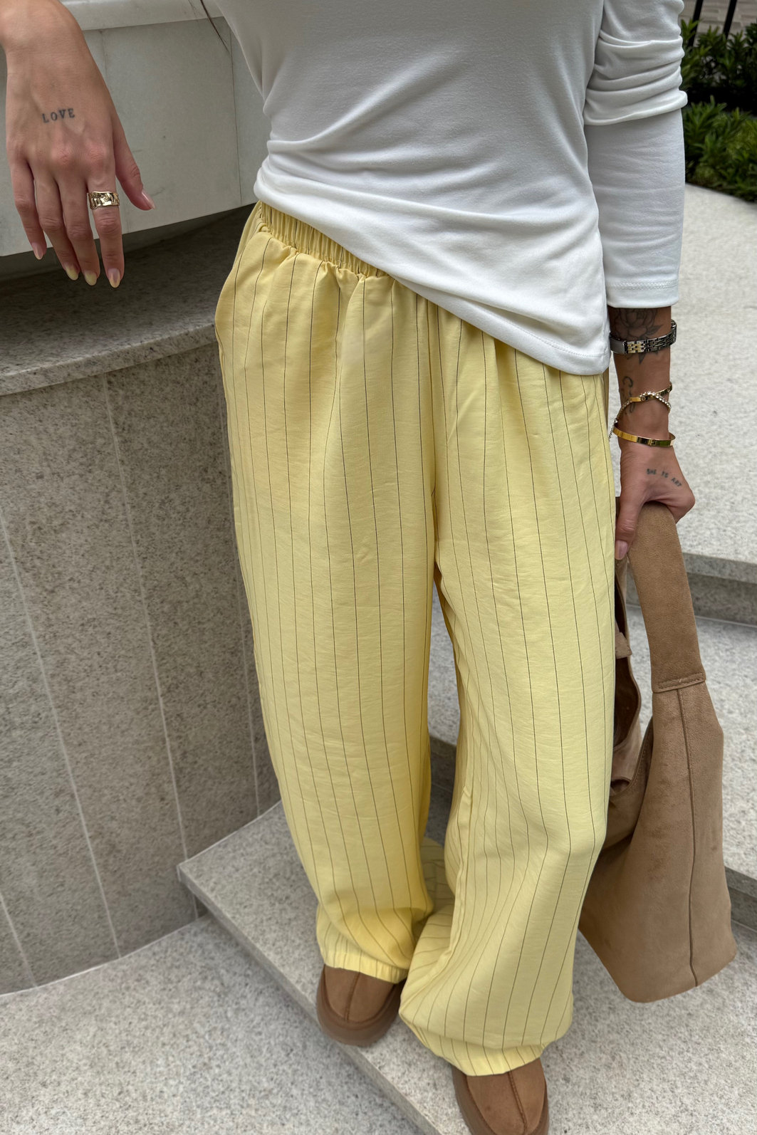 CALÇA PANTALONA RISCA DE GIZ LIA AMARELO MANTEIGA