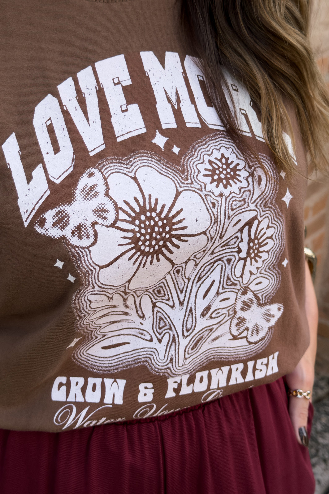 t shirt feminina marrom com estampa frontal floral em silk screen, modelagem clássica e caimento confortável, camiseta de algodão versátil para uso diário