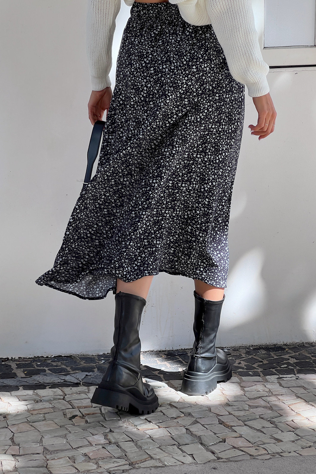 saia midi em viscose com estampa floral liberty, caimento fluido, cintura com elástico e modelagem confortável, ideal para looks casuais e modernos