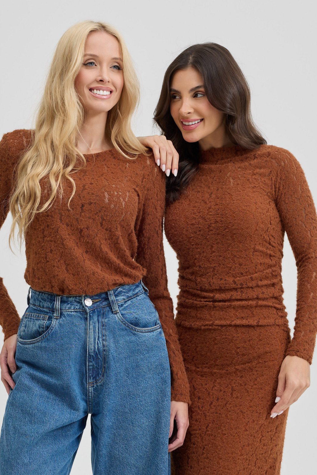 BLUSA MANGA LONGA DE RENDA LOREN MARROM