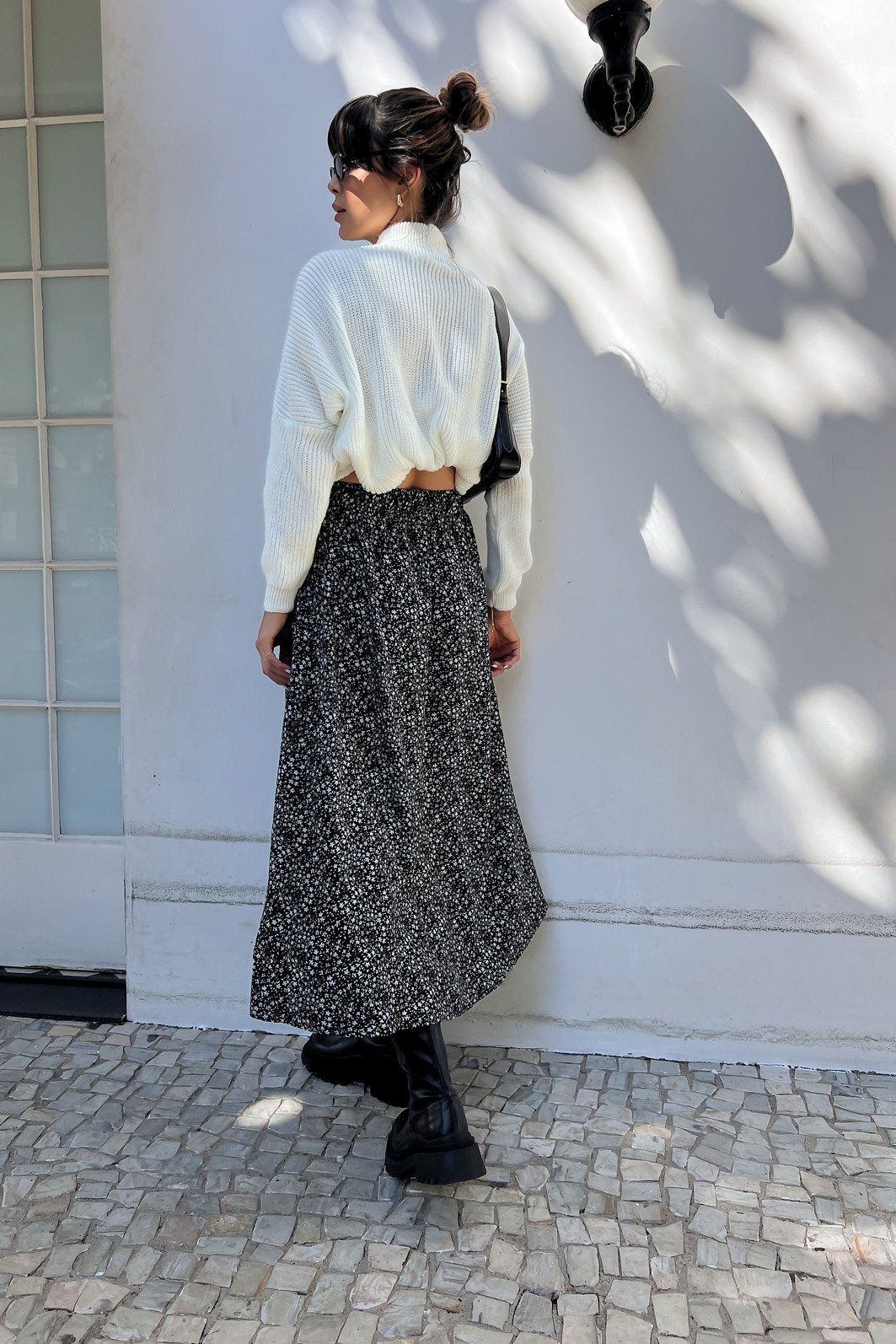 saia midi em viscose com estampa floral liberty, caimento fluido, cintura com elástico e modelagem confortável, ideal para looks casuais e modernos